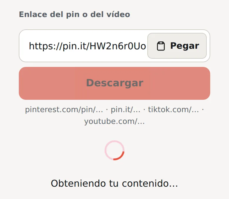 Enlace pin.it pegado en el campo, el botón Descargar atenuado y el indicador Obteniendo tu contenido…